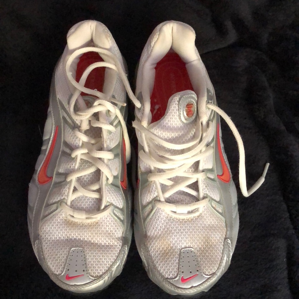 Nike Shox preowned in good condition. Size 8.